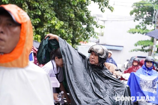 Cảnh phụ huynh chờ con bên ngoài điểm thi TP HCM