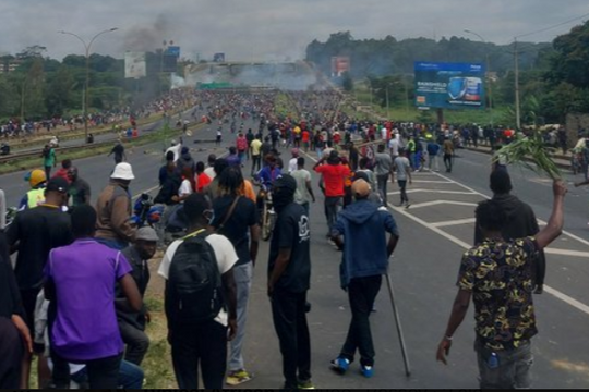 Biểu tình thanh niên ở Kenya lan rộng và ngày càng bạo lực