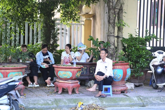 Thanh Hoá: Nhiều phụ huynh hồi hộp dõi theo khi con tham dự kỳ thi tốt nghiệp THPT