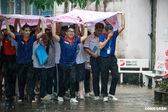 Sĩ tử, phụ huynh ở TP HCM ướt sũng giữa cơn mưa lớn