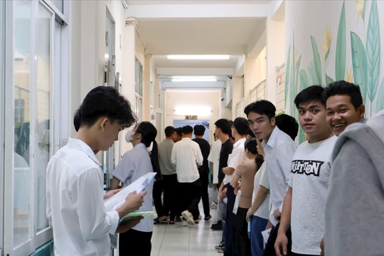 TP HCM: Một thí sinh phải đi cấp cứu vì đau bụng
