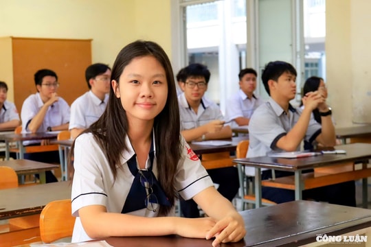 Sĩ tử tại TP HCM hào hứng trong ngày đầu thi tốt nghiệp THPT