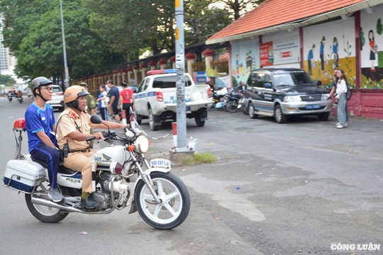 Sĩ tử đi thi, lực lượng Công an tại TP HCM nhiệt tình tiếp sức