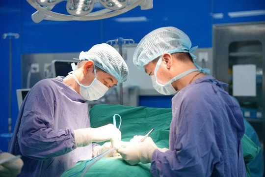 Cứu sống người đàn ông bị lưỡi dao máy cắt dài 50cm đâm xuyên sọ não