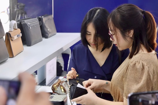 Mặt hàng giả siêu tinh vi lừa cả dân sành: Lực lượng Quản lý thị trường 'cảnh báo đỏ'