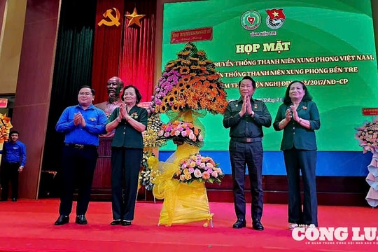 Anh hùng Lao động Thân Đức Nam 'rưng rưng' khi gặp các cựu TNXP ở Bến Tre