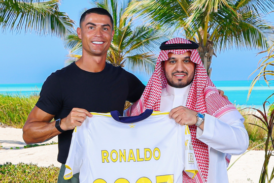 Ronaldo ký siêu hợp đồng 'đế vương' với Al-Nassr, nhận lương gần nửa triệu bảng mỗi ngày