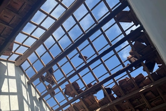 Quảng Nam: Lốc xoáy bất ngờ khiến gần 30 nhà dân bị tốc mái