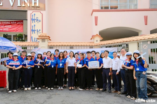 TP HCM thăm, động viên chiến sĩ 'Tiếp sức mùa thi'