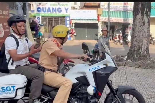 Nhiều thí sinh quên vật dụng được CSGT 'hộ tống' về nhà lấy kịp thời