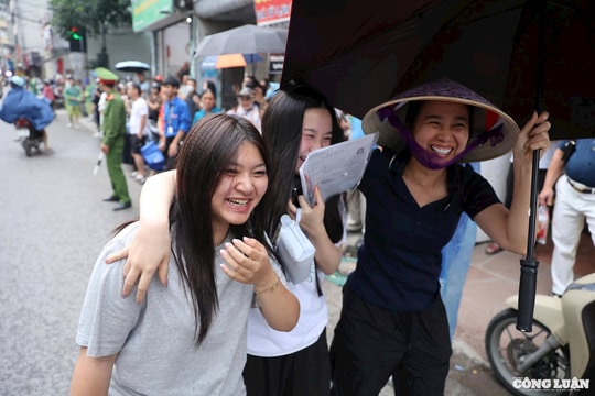 Thí sinh thoải mái sau bài thi Tiếng Anh, Vật lý - dự báo "mưa điểm 8"