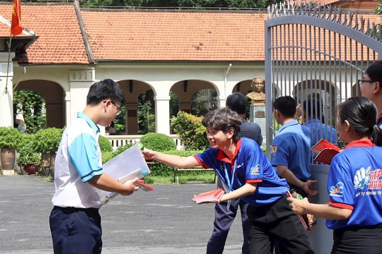 Sĩ tử TP HCM làm bài thi môn cuối cùng