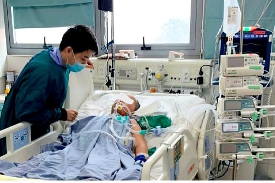 Lách qua khe cửa hẹp, cậu bé mắc căn bệnh hiếm gặp hồi phục thần kỳ