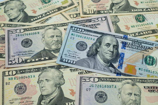 ‏Cuộc chiến giữa tổng thống Donand Trump và Chủ tịch Fed Jerome Powell đang làm suy yếu giá trị của đồng đô la Mỹ‏