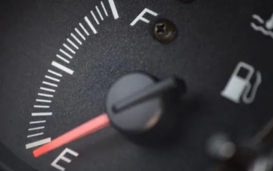 ‏Xe của bạn có thể nhích thêm bao nhiêu kilomet khi đèn báo hết xăng?‏