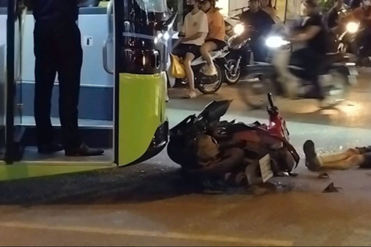 Tai nạn giữa xe buýt và xe máy ở Gia Lâm, một người tử vong