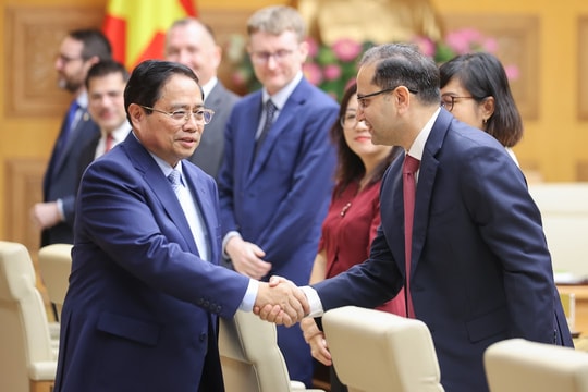 Thủ tướng chủ trì tọa đàm với doanh nghiệp Anh quốc về phát triển tài chính, chuyển đổi số