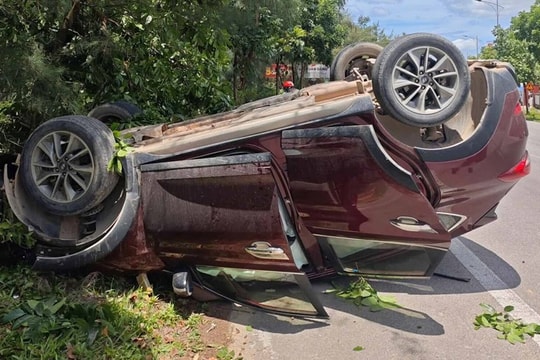 Ô tô bất ngờ lật ngửa sau va chạm tại Quảng Bình