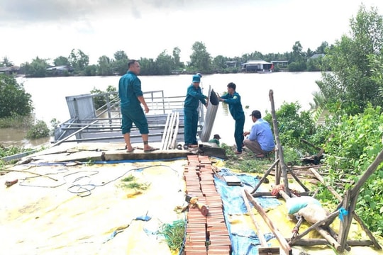 Sạt lở trong đêm, nhiều nhà dân ở Cà Mau sụp xuống sông