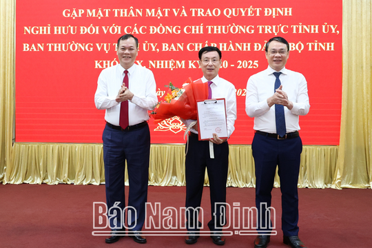 Trao quyết định nghỉ hưu trước tuổi cho Chủ tịch UBND tỉnh Nam Định Phạm Đình Nghị