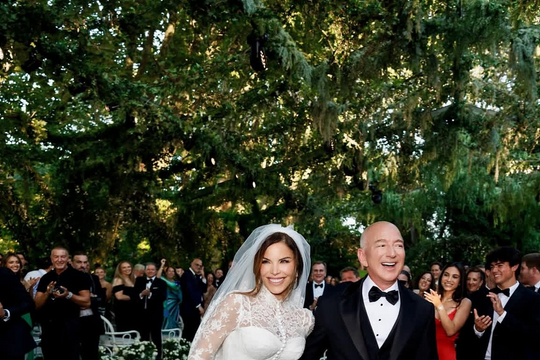 Bên trong đám cưới xa hoa, bí mật của Jeff Bezos và nữ nhà báo Lauren Sánchez