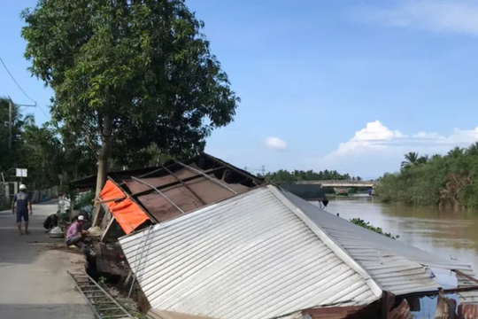 Hai nhà dân đổ sụp xuống sông lúc rạng sáng, 3 người may mắn thoát nạn