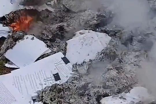 Xe chở tài liệu đến đốt tại sân bóng xã Thượng Mỗ, chính quyền nói gì?