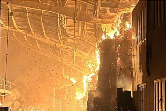 Công ty bao bì ở Bình Dương bốc cháy dữ dội trong đêm