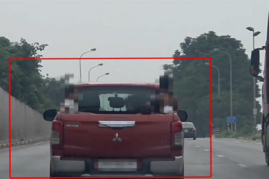 Tài xế cho 6 trẻ em ngồi thùng xe chạy trên cao tốc bị xử phạt