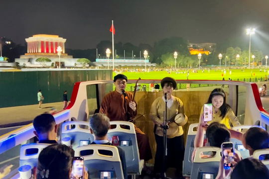 Du khách thích thú khi lần đầu nghe hát Xẩm trên xe buýt