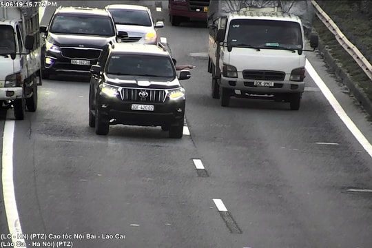 Ô tô rượt đuổi, chèn ép nhau trên cao tốc Nội Bài – Lào Cai