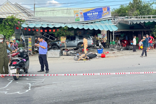 Hậu Giang: Ô tô lao vào dòng xe máy, khiến 2 người thương vong