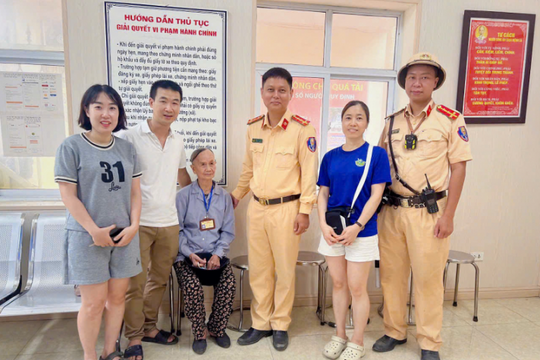 Cụ bà gần 90 tuổi đi lạc được CSGT giúp đỡ tìm lại người thân