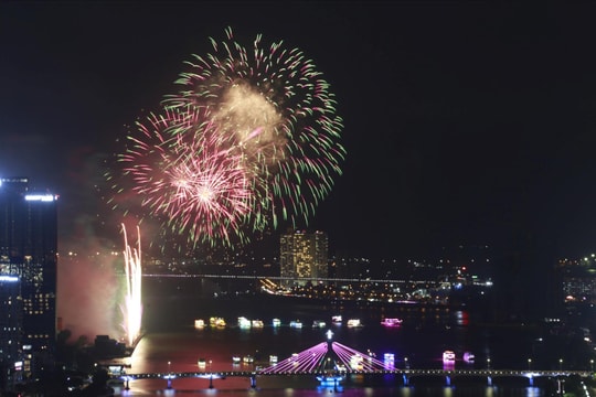 Nhiều địa phương tổ chức bắn pháo hoa chào mừng thành lập đơn vị hành chính cấp tỉnh mới