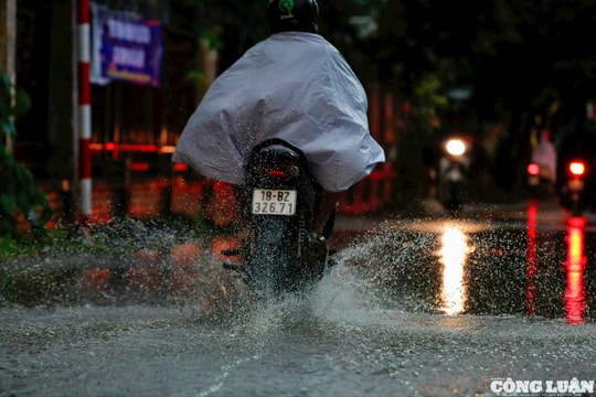 Mưa lớn vào giờ tan tầm, nhiều tuyến phố Hà Nội biến thành “biển nước”