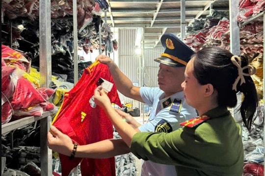 Hà Nội: Khởi tố chủ kho hàng kinh doanh hơn 35.000 bộ quần áo giả mạo