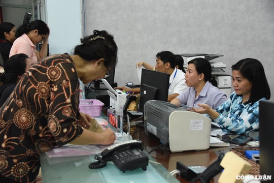 Người dân TP HCM phấn khởi trong ngày đầu vận hành chính quyền hai cấp