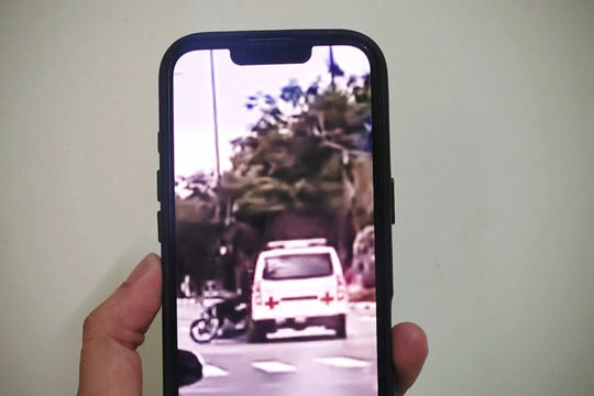TPHCM: Xác minh clip xe cứu thương va chạm xe máy tại giao lộ Mai Chí Thọ