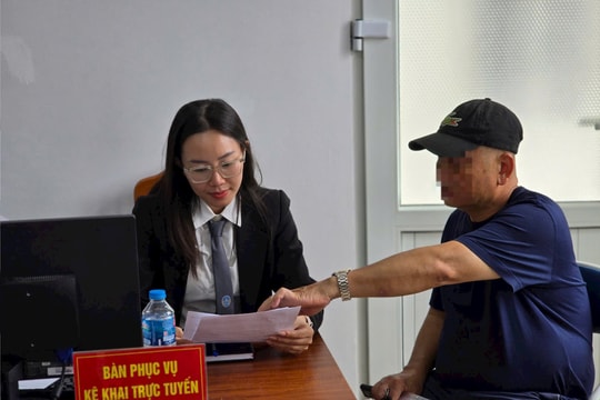 Người dân đến 'siêu phường' ở Hà Nội, được luật sư tư vấn miễn phí trình tự, thủ tục cấp sổ lần đầu từ 1/7