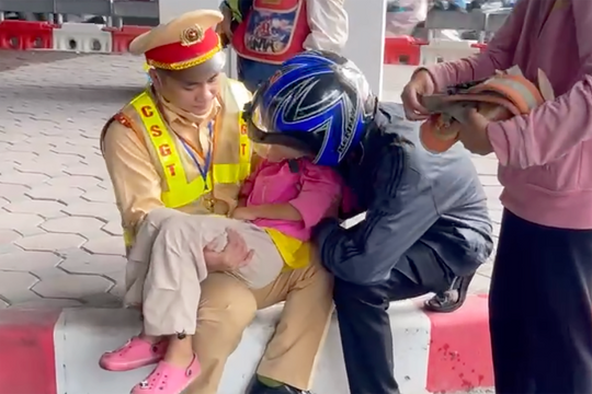 CSGT Hà Nội kịp thời đưa cả gia đình gặp nạn đến bệnh viện