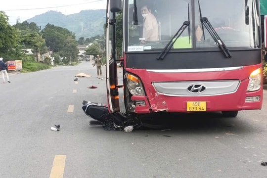 Lâm Đồng: Ôtô khách lấn làn tông xe máy khiến một người tử vong