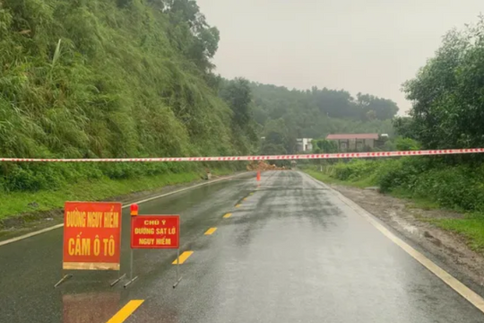 Phú Thọ: Quốc lộ 70B bị chia cắt do sạt lở, phân luồng khẩn cấp