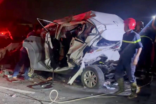 Ô tô con biến dạng, tài xế mắc kẹt sau va chạm liên hoàn trên cao tốc TPHCM - Trung Lương