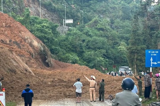 Sạt lở núi làm tắc đường Quốc lộ 4D lên Sa Pa