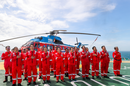 Chào mừng Đại hội đại biểu Đảng bộ Petrovietnam lần thứ IV, nhiệm kỳ 2025-2030: Xây dựng chuỗi giá trị Petrovietnam: Giải pháp chiến lược gia tăng năng lực cốt lõi