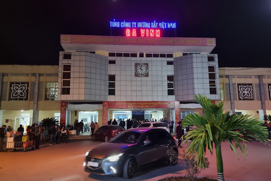 Đường sắt nối thêm toa, tăng tải khi sân bay Vinh tạm dừng hoạt động