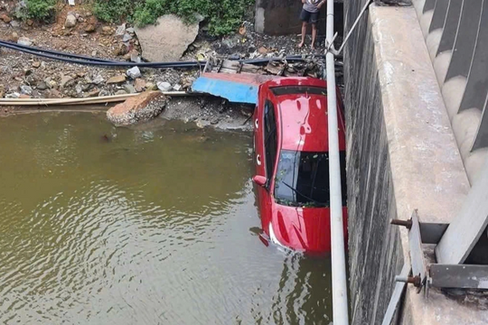 Quảng Trị: Ô tô rơi xuống sông, người trong xe may mắn thoát nạn