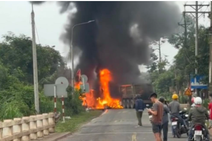 Đồng Nai: Hai xe tải bốc cháy dữ dội sau va chạm