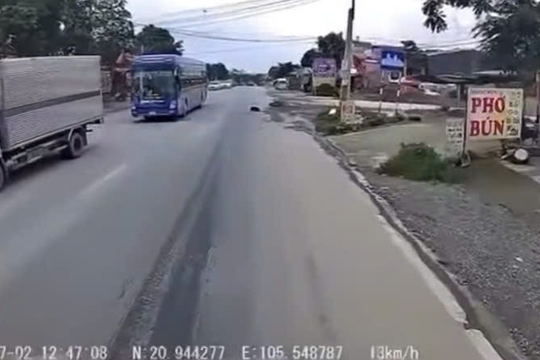 Xe máy đi ngược chiều gây tai nạn với ô tô tải và xe khách