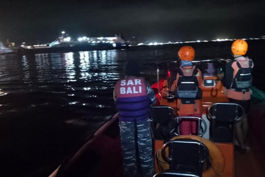 Chìm phà gần đảo Bali của Indonesia, hàng chục người mất tích